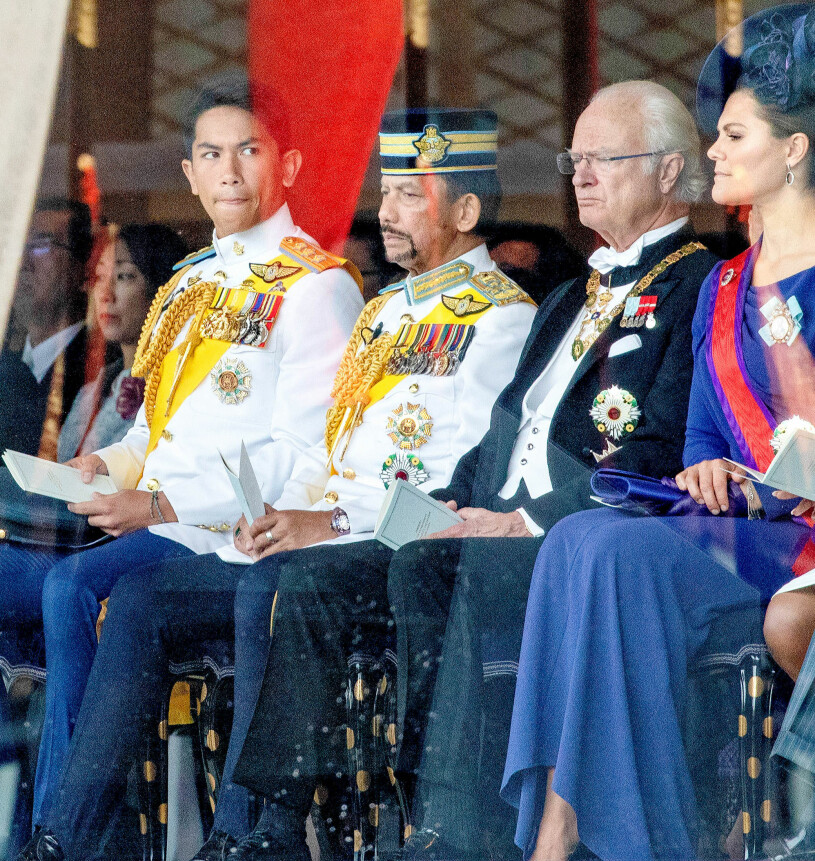 Kung Carl Gustaf och kronprinsessan Victoria sida vid sida med sultanen av Brunei och hans son kronprinsen, en bild från den japanske kejsarens kröning hösten 2019. Kung Carl Gustaf och kronprinsessan Victoria Sultanen av Brunei med sin son kronprinsen kejsarens kröning i Japan 2019