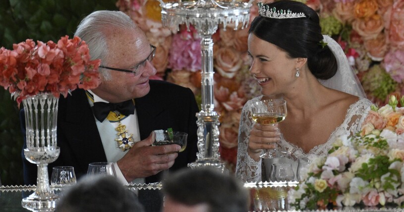 På Carl Philip och prinsessan Sofias bröllop blev det en hel del roliga samtal med svärfar! Kung Carl Gustaf och prinsessan Sofia
