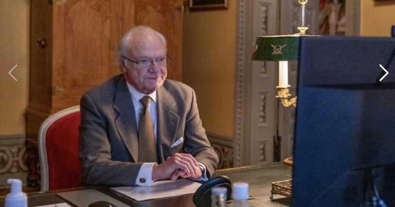 Kung Carl Gustaf på sin ena arbetsplats i hemmet.