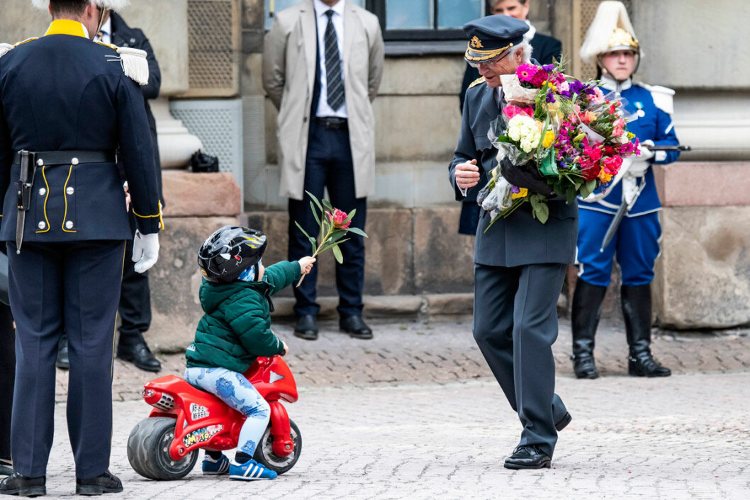 …och här var en som tog mopeden än fram till kungen. Kungens födelsedag
