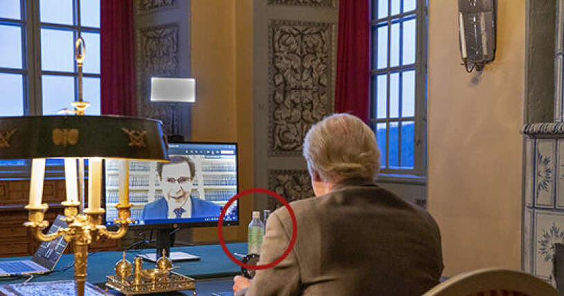 Kung Carl Gustaf verkar glömt att städa undan flaskan! Kung Carl Gustafs skrivbord