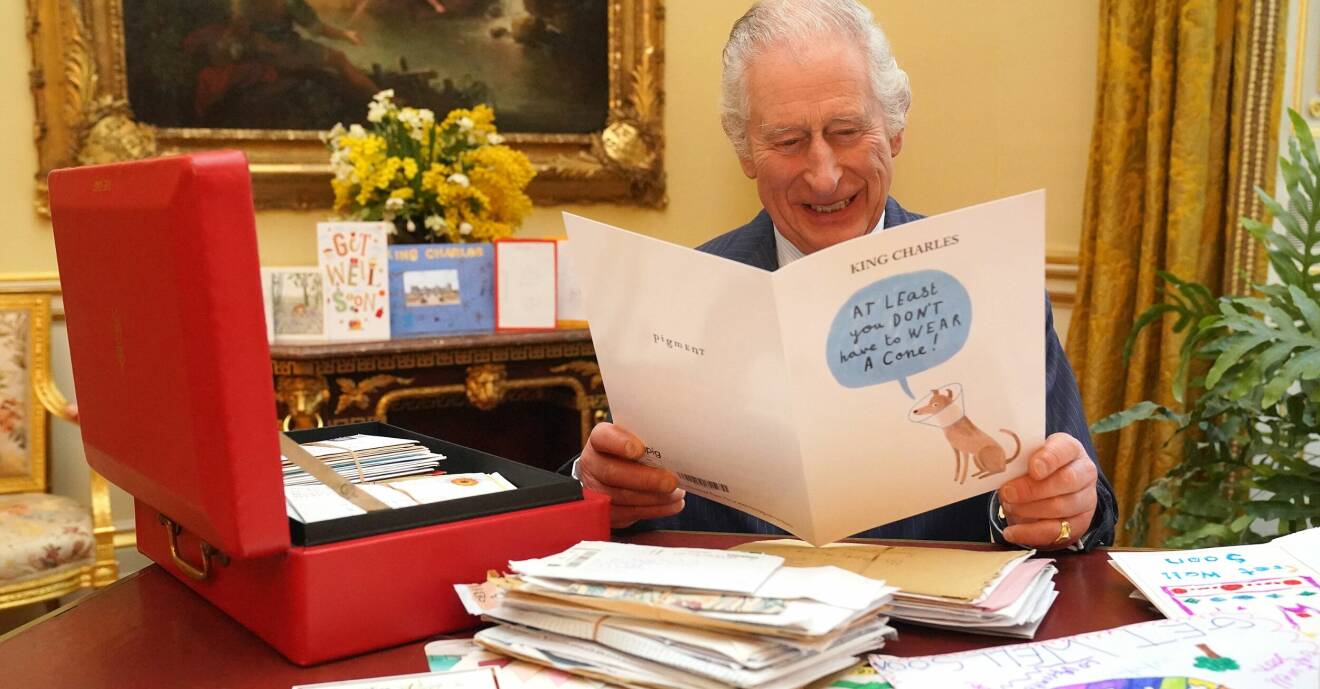 Kung Charles läser brev