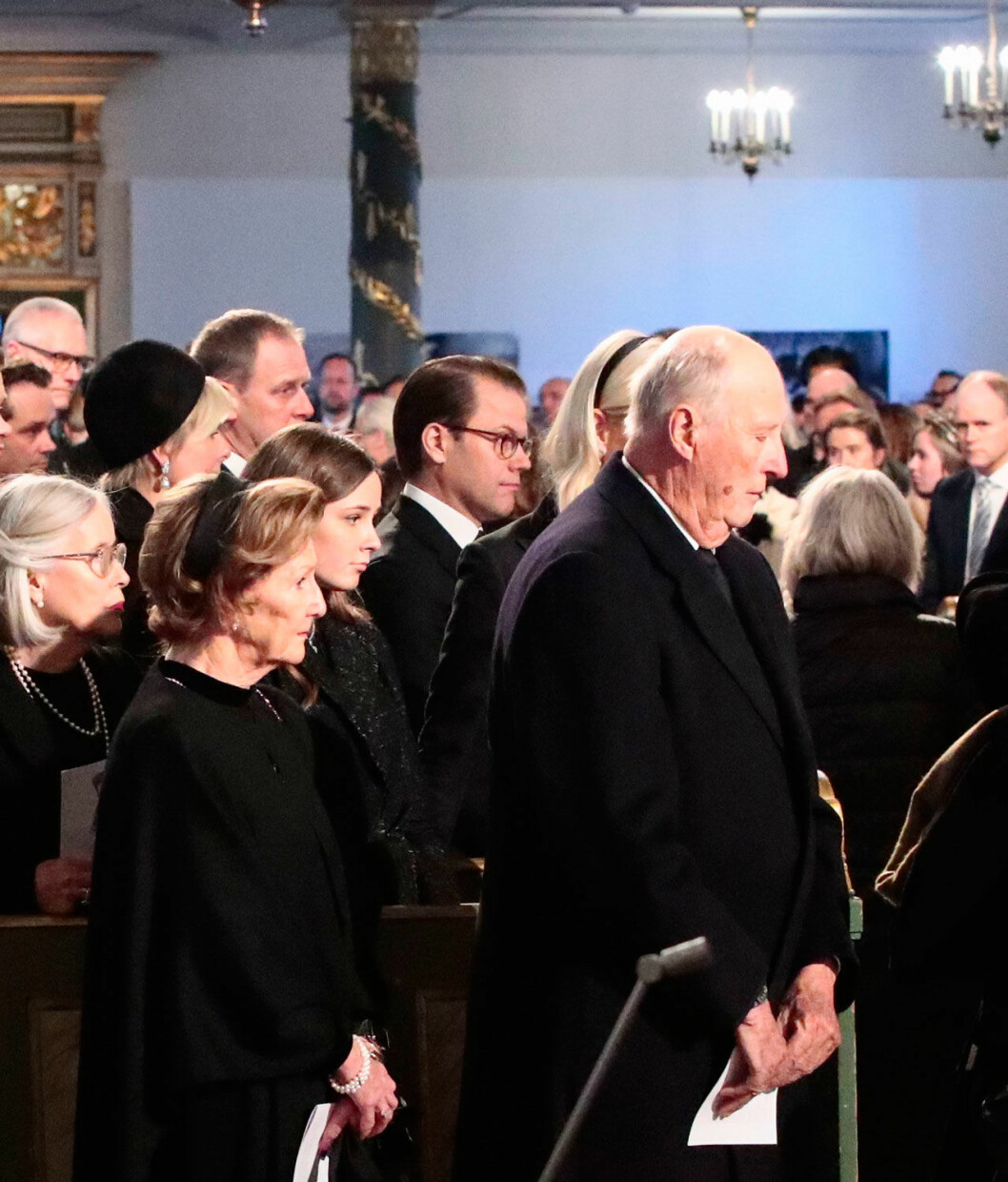 Ari Behns död har tagit hårt på kung Harald. Kung Harald och drottning Sonja på Ari Behns begravning i Oslo domkyrka.