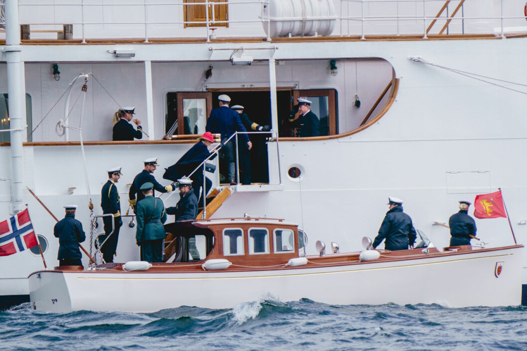 Bilderna visar att kung Harald utan svårigheter gick ombord. Men i dag är läget alltså annorlunda och kungen får akut vård på Rikshospitalet. Kung Harald drottning Sonja Kongeskibet Norge
