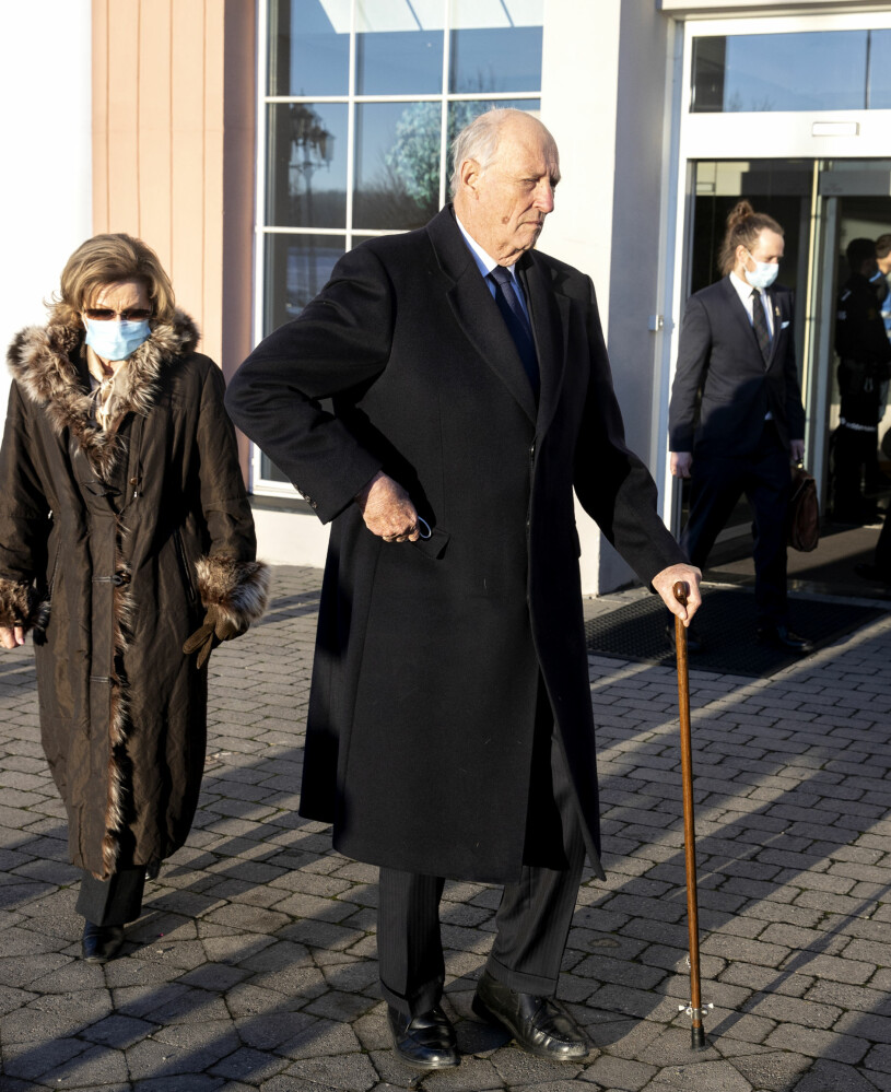 Den sista tiden före operationen gick 83-årige kung Harald med stöd av en käpp. Kung Harald och Drottning Sonja