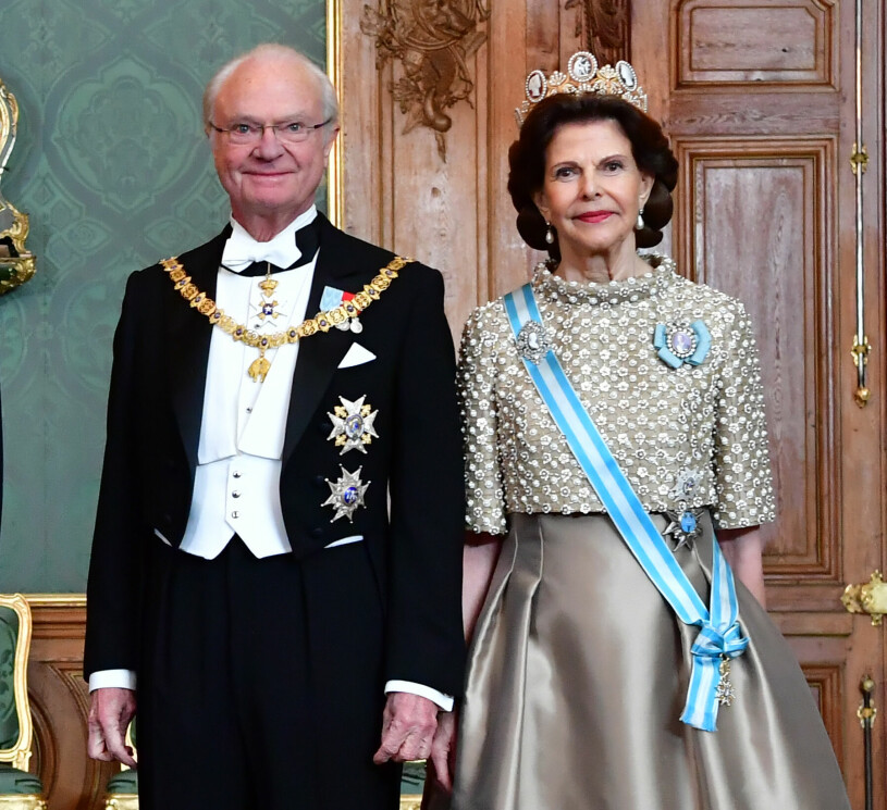 Kvällens värdpar. Kungen och drottning Silvia i guldklänning Galamiddag Spanska statsbesöket