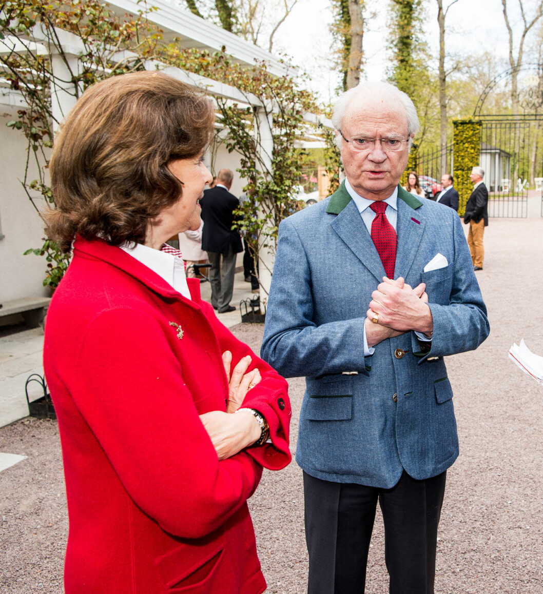 Kungen och drottningen på sitt Solliden. Kungen och drottningen på Solliden.