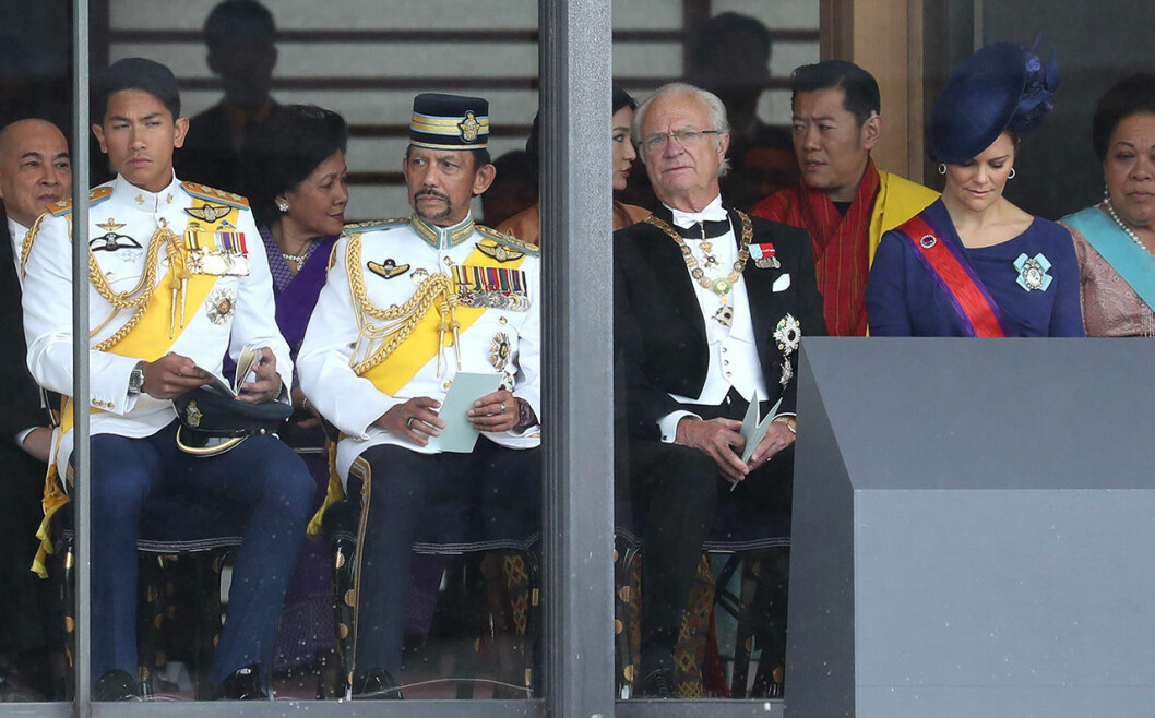 Kungen hamnade bredvid sultanen av Brunei under Japans kröning. Kungen och sultanen