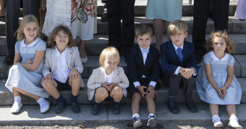 Här har vi dem – busfröna! Bara Estelle och Julian som saknas.