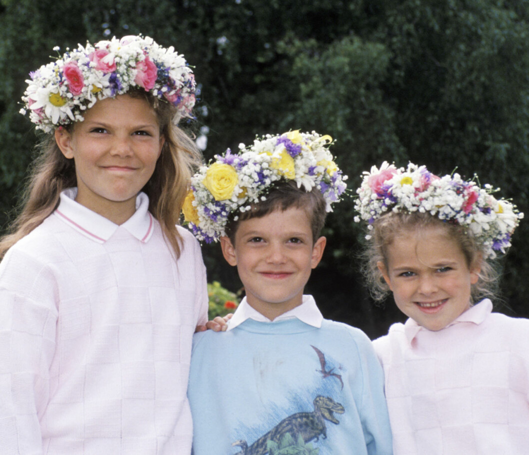 Kronprinsessan Victoria, prins Carl Philip och prinsessan Madeleine i midsommarkransar på Öland 1988.