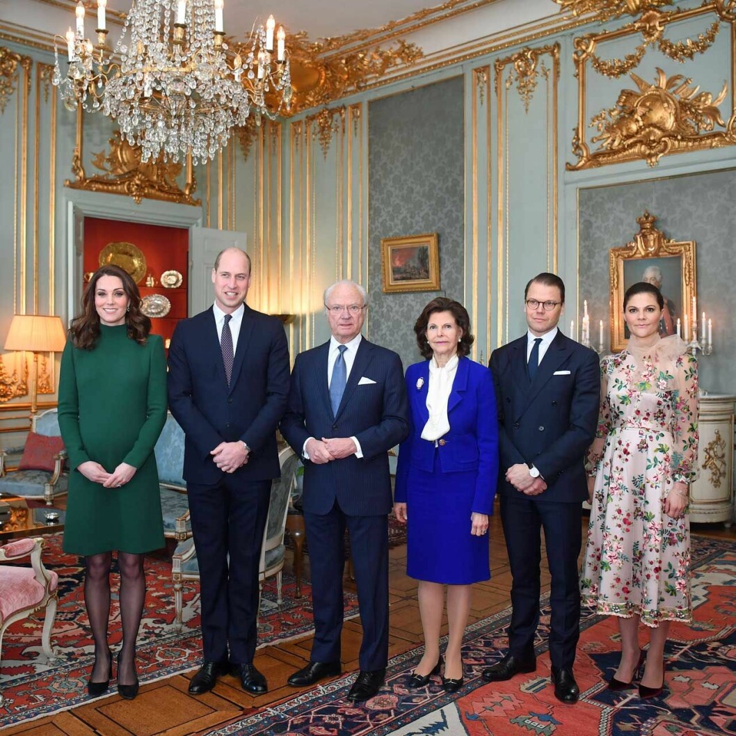 Här står kungen (ca 177 cm), drottning Silvia (165 cm), prins Daniel (180 cm) och kronprinsessan Victoria (168 cm). Tillsammans med sina långa brittiska gäster: hertiginnan Kate (178 cm) och prins William (191 cm). Kate (178 cm), prins William (191 cm), kungen (ca 177 cm), drottning Silvia (165 cm), prins Daniel (180 cm) och kronprinsessan Victoria (168 cm).
