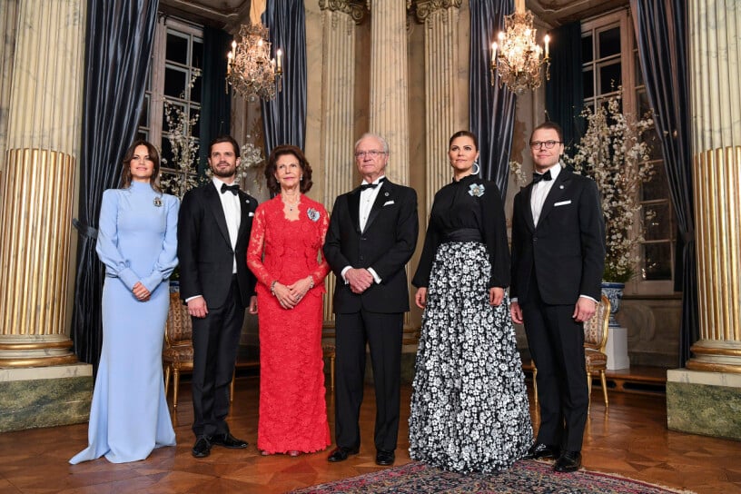 Kungafamiljen vill visa sitt stöd. Kungafamiljen: Prinsessan Sofia, prins Carl Philip, drottning Silvia, kungen, kronprinsessan Victoria och prins Daniel.