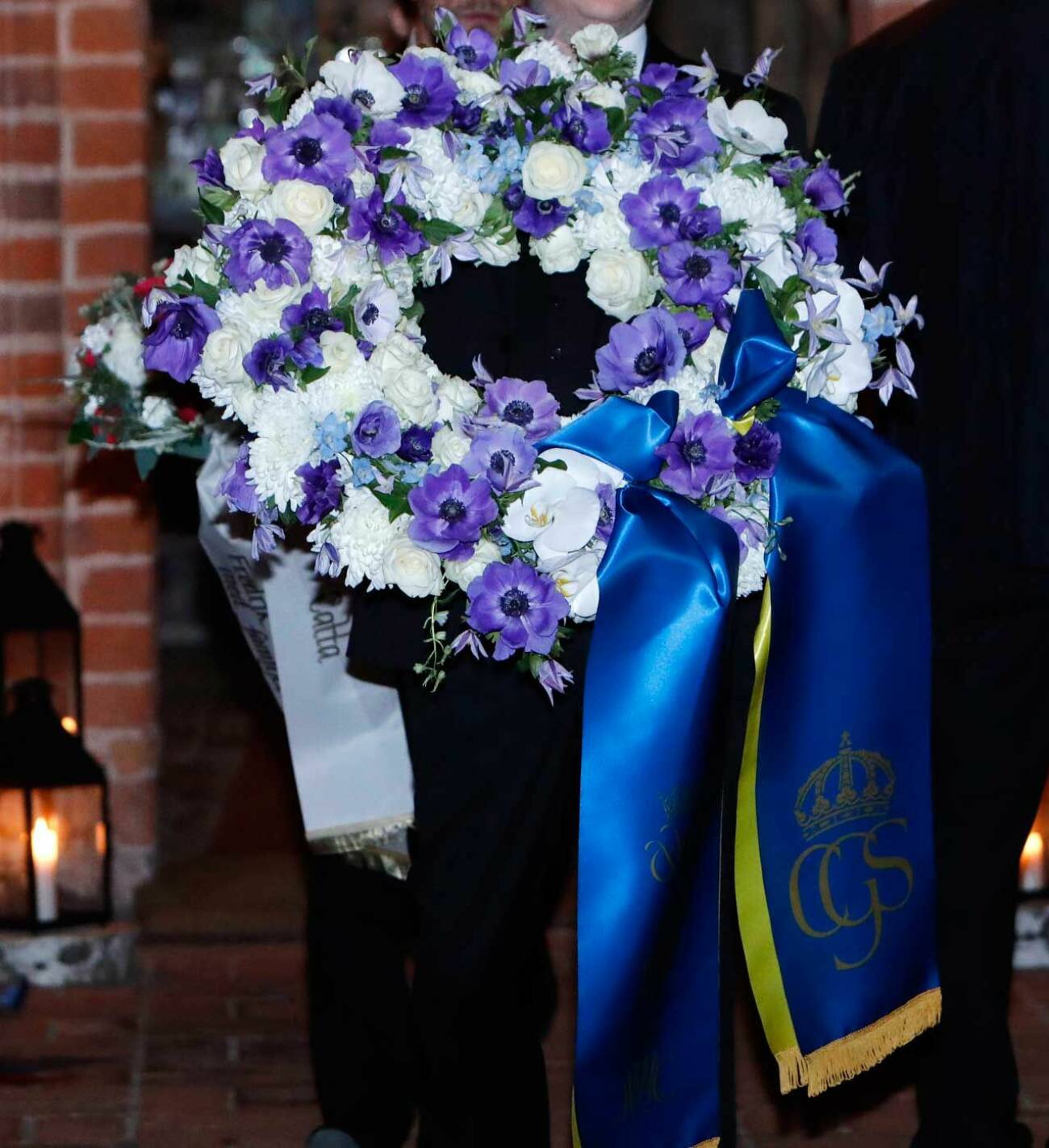 Kungafamiljens krans vid Oscar Oscis Bernadottes begravning i Rasbo kyrka.