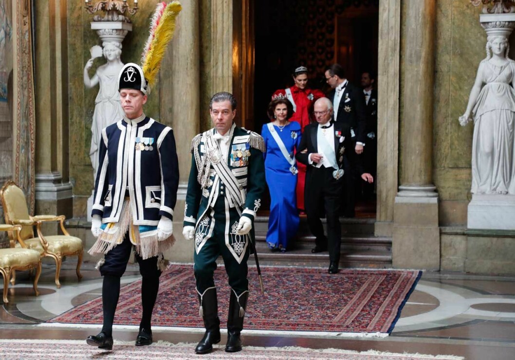 Kungaparet med sina servitörer, löparen och jägaren. Nobel 2019.