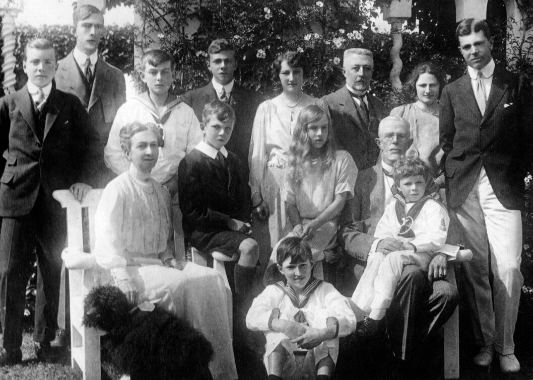Kungafamiljen runt 1920. Längst fram sitter drottning Victoria med sin storpudel Tom. Kungafamiljen runt 1920. Längst fram sitter drottning Victoria med sin pudel Tom.