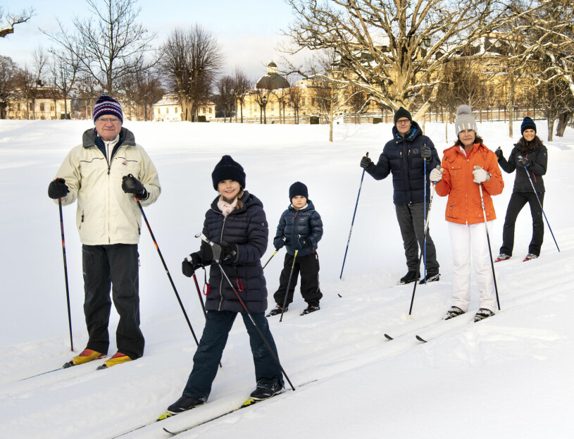 Nya bilderna på kungafamiljen, som skickar med en glad hälsning. Kungafamiljen Skidor Drottningholm