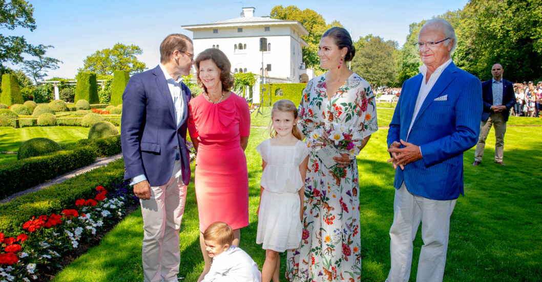 Kungen och Silvia får äntligen träffa några av sina barnbarn, även om det säkert sker på behörigt avstånd! Kungafamiljen på sitt slott Solliden.