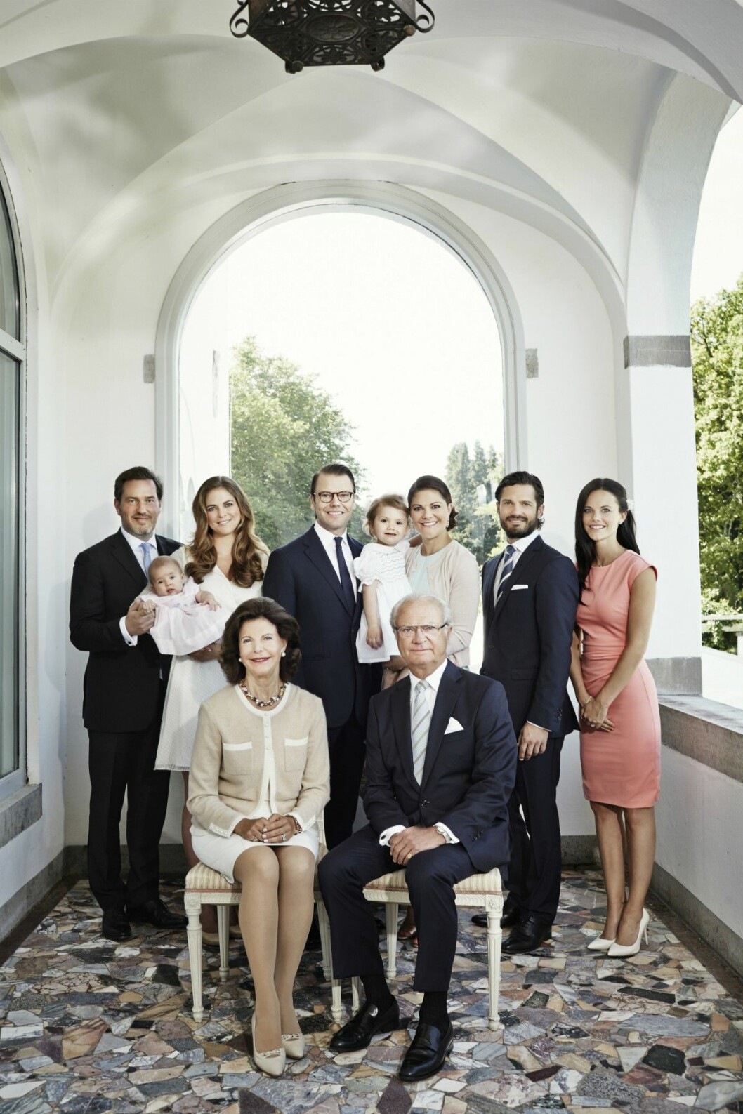 Kungafamiljen samlade på verandan på Sollidens Slott juli 2014. Kungafamiljen samlade på verandan på Sollidens Slott juli 2014.