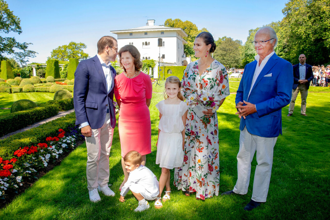På Solliden finns det gott om sätt att fira utomhus – för ett utomhusfirande blir det. Kungafamiljen på Sollidens slott på Öland.