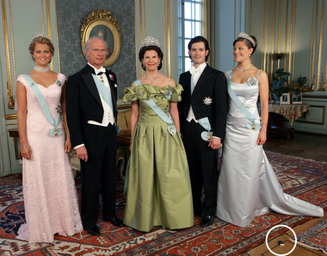 Kungafamiljen uppradad i Prinsessan Sibyllas våning, på väg till den stora galamiddagen på Kungliga slottet. En tändsticksask på golvet framför kungafamiljen på kungens 60-årsdag.