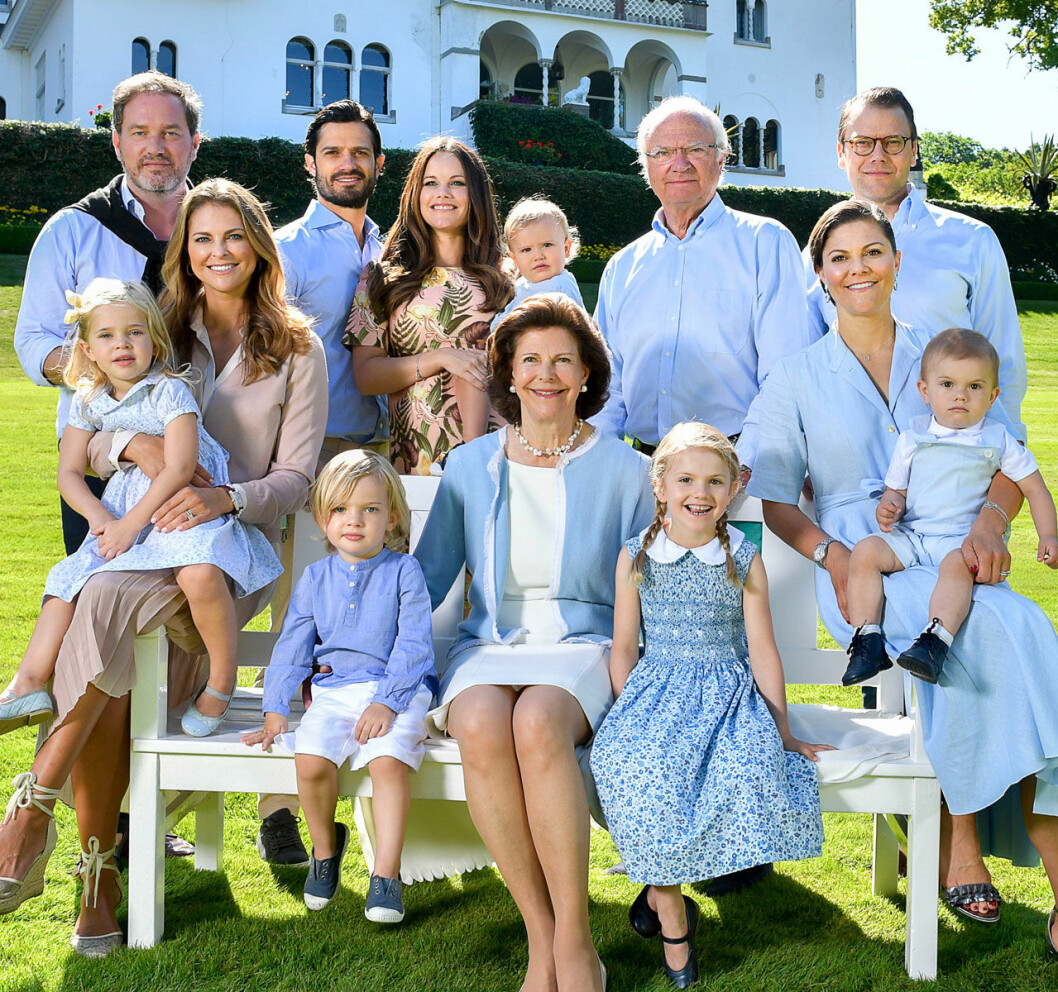 Nästan hela den kungliga storfamiljen – det är bara prinsessan Adrienne som saknas här. Nästan hela den kungliga storfamiljen - bara prinsessan Adrienne saknas.