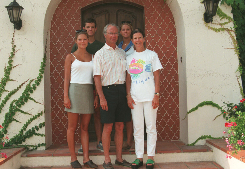 Framför entrédörren på Villa Mirage. En bild från den kungliga semestern 1998. Kungafamiljen Villa Mirage Sainte-Maxime Franska Rivieran
