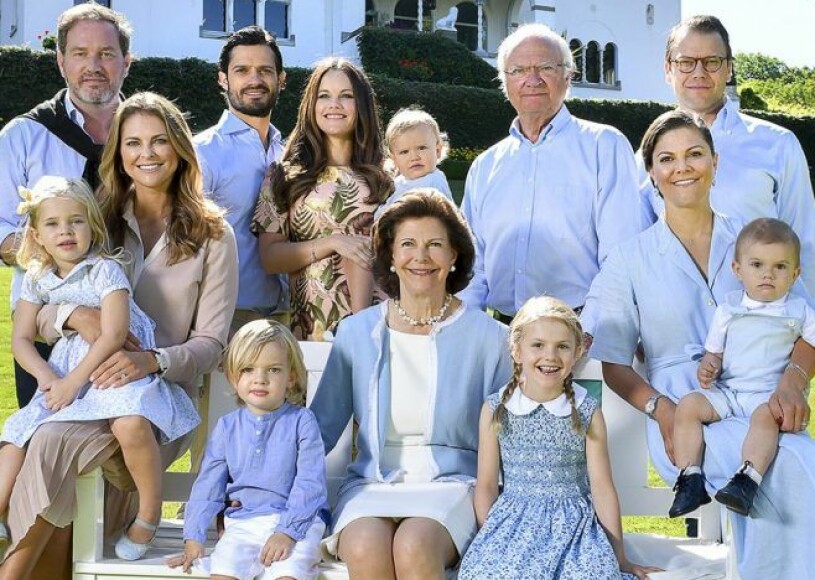 Kungafamiljen växer. Sedan den här bilden togs 2017 har kungaparet fått ytterligare två barnbarn, och ännu ett är på väg. Kungafamiljen gruppfoto 2017 Solliden Sollidens slott