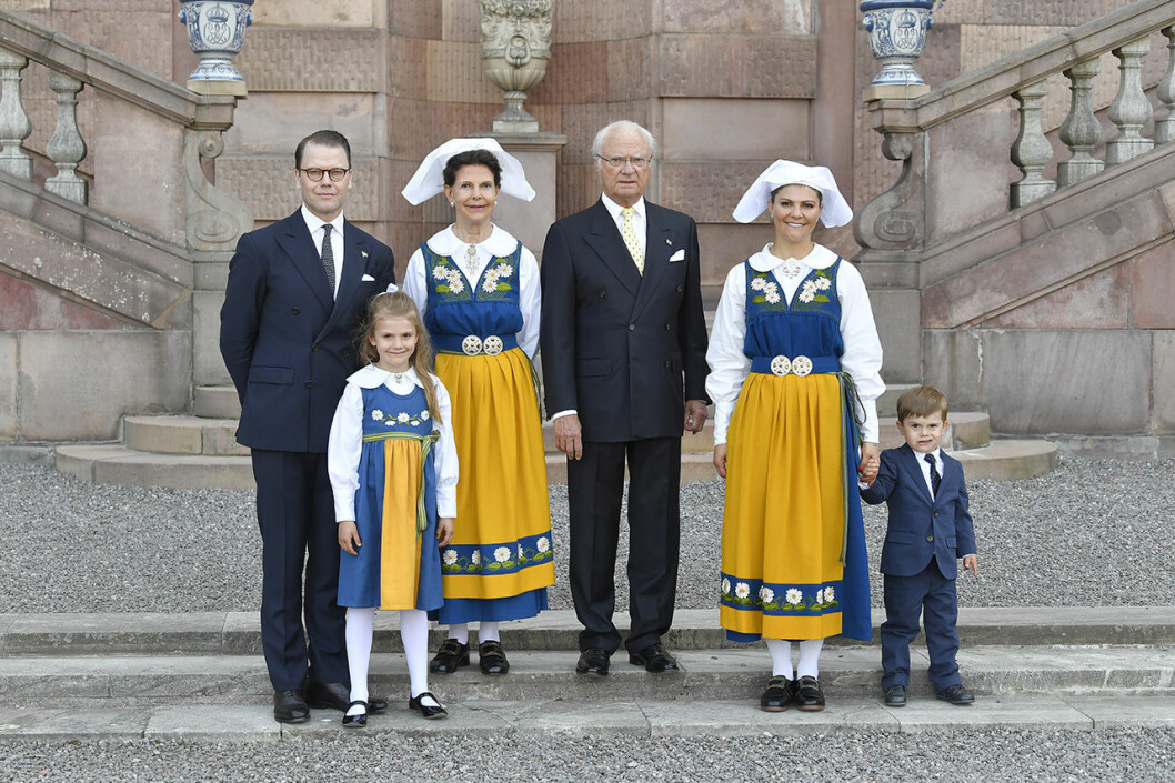 Traditionsenligt firar kungafamiljen alltid nationaldagen med pompa och ståt. Traditionsenligt firar kungafamiljen alltid nationaldagen med pompa och ståt.