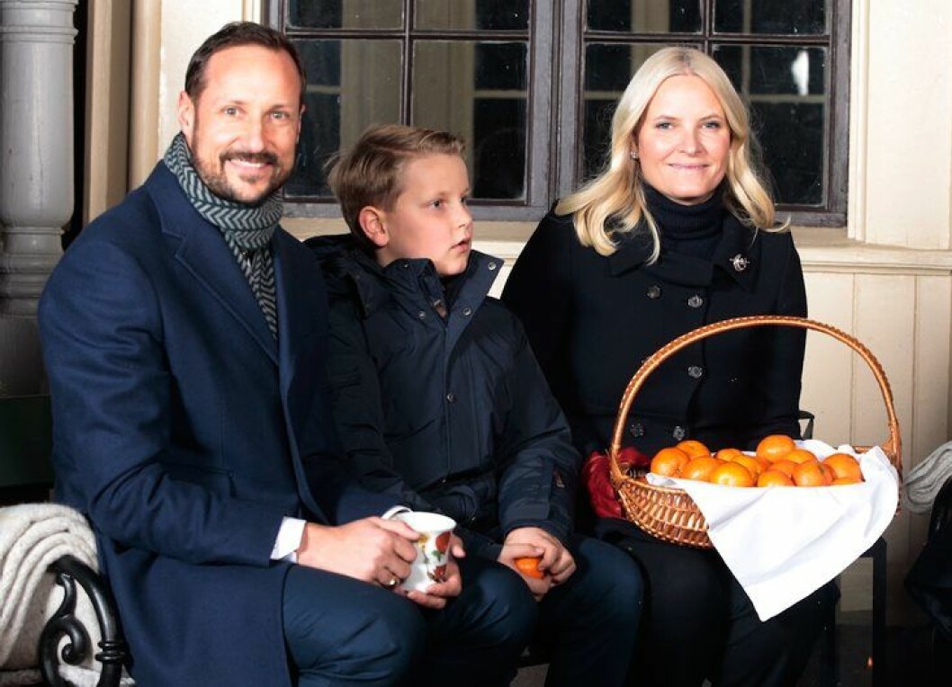 Kronprins Haakon, prins Sverre Magnus og kronprinsesse Mette-Marit drikker gl¯gg av kopper prinsesse Astrid har malt og spiser pepperkaker utenfor lysthuset p Slottet i forbindelse med julefotografering tirsdag ettermiddag.