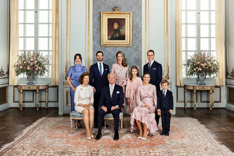 Det nya kungahuset. Kungahuset, prinsessan Sofia, prins Carl Philip, prinsessan Madeleine, prins Daniel, kronprinsessan Victoria, prinsessan Estelle, prins Oscar, kungen och drottningen.