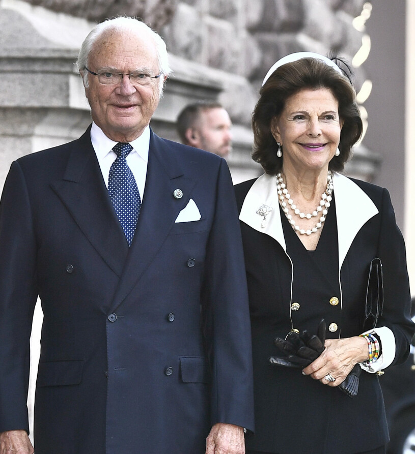 Dagens mesta huvudperson – Hans Majestät i dubbelknäppt powerkostym. Riksmötet 2021 Kungen Drottning Silvia
