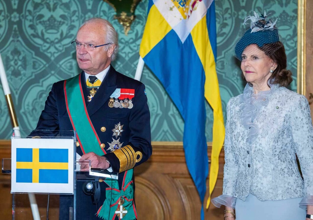 – Jag är glad att kunna välkomna Italiens president Sergio Mattarella och hans dotter Laura Mattarella till Sverige, sa kungen. Pressträff på slottet. Kungen välkomnade Italiens president Sergio Mattarella och hans dotter Laura Mattarella till Sverige.