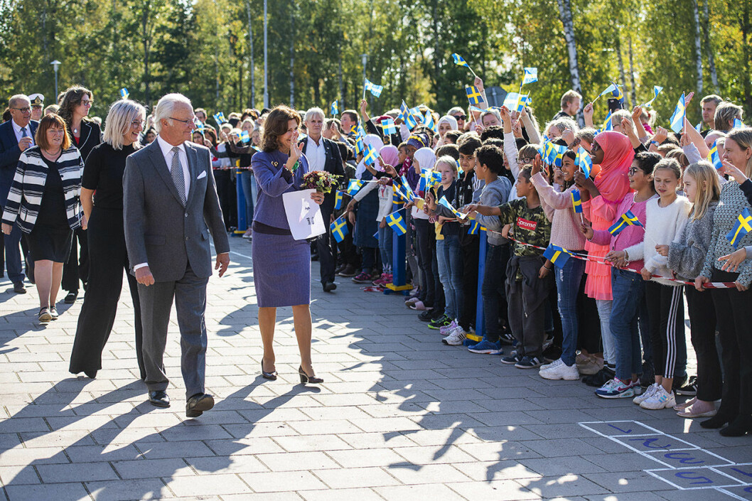 Kungen och drottningen möttes av hurrarop i Lessebo! Kungen och drottningen i Lessebo