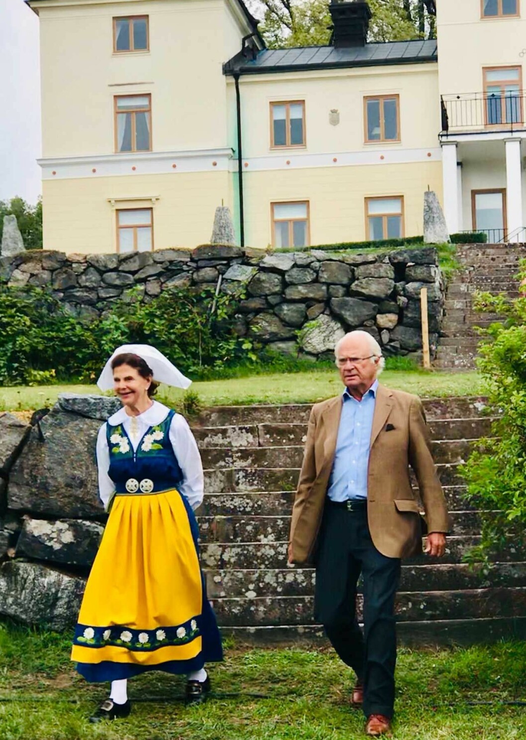 En dryg timme med bil från Drottningholm, sen är kungaparet och hunden Brandie framme på Stenhammar. Vem som kör? Alltid kungen. Kungaparets weekendslott Stenhammar utanför Flen i Södermanland.