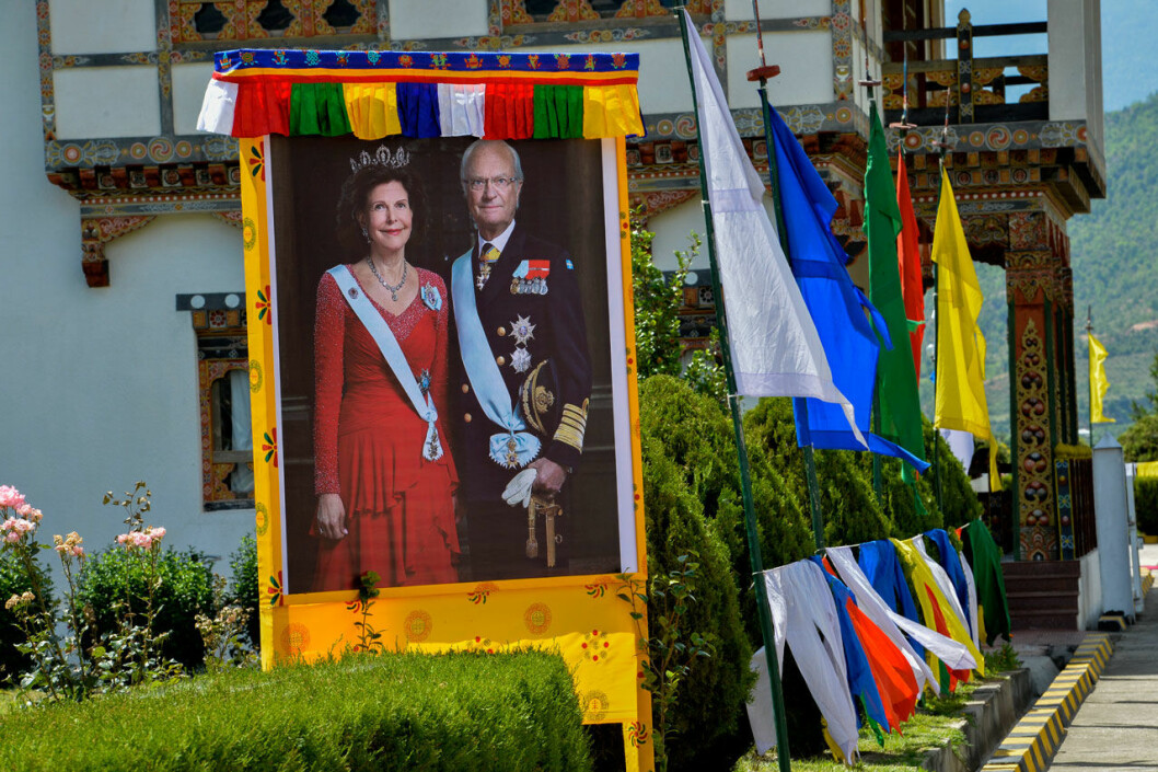 Kungen och drottning Silvia på storbild i Bhutan.