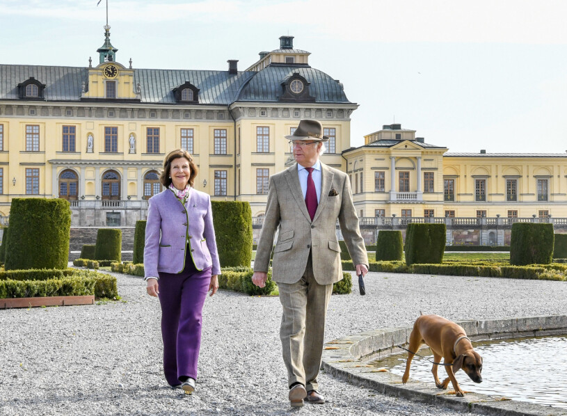 Under vårens coronaisolering bodde kungaparet på Stenhammar. Nu i höst är det i stället Drottningholm som gäller. Kungaparet Drottning Silvia Kungen Drottningholms slott Hunden Brandie