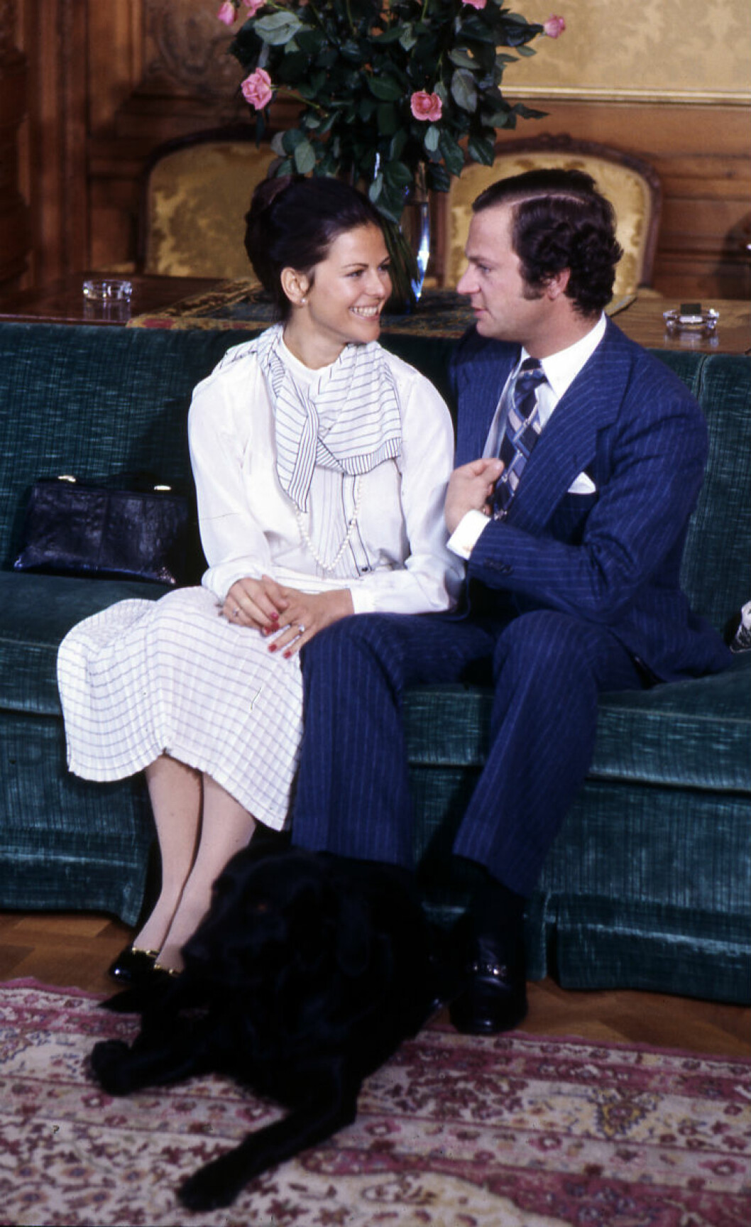 Den 12 mars 1976 förlovade sig kungen med fröken Silvia Sommerlath på Stockholms slott. Den 12 mars 1976 förlovade sig kungen med fröken Silvia Sommerlath på Stockholms slott.