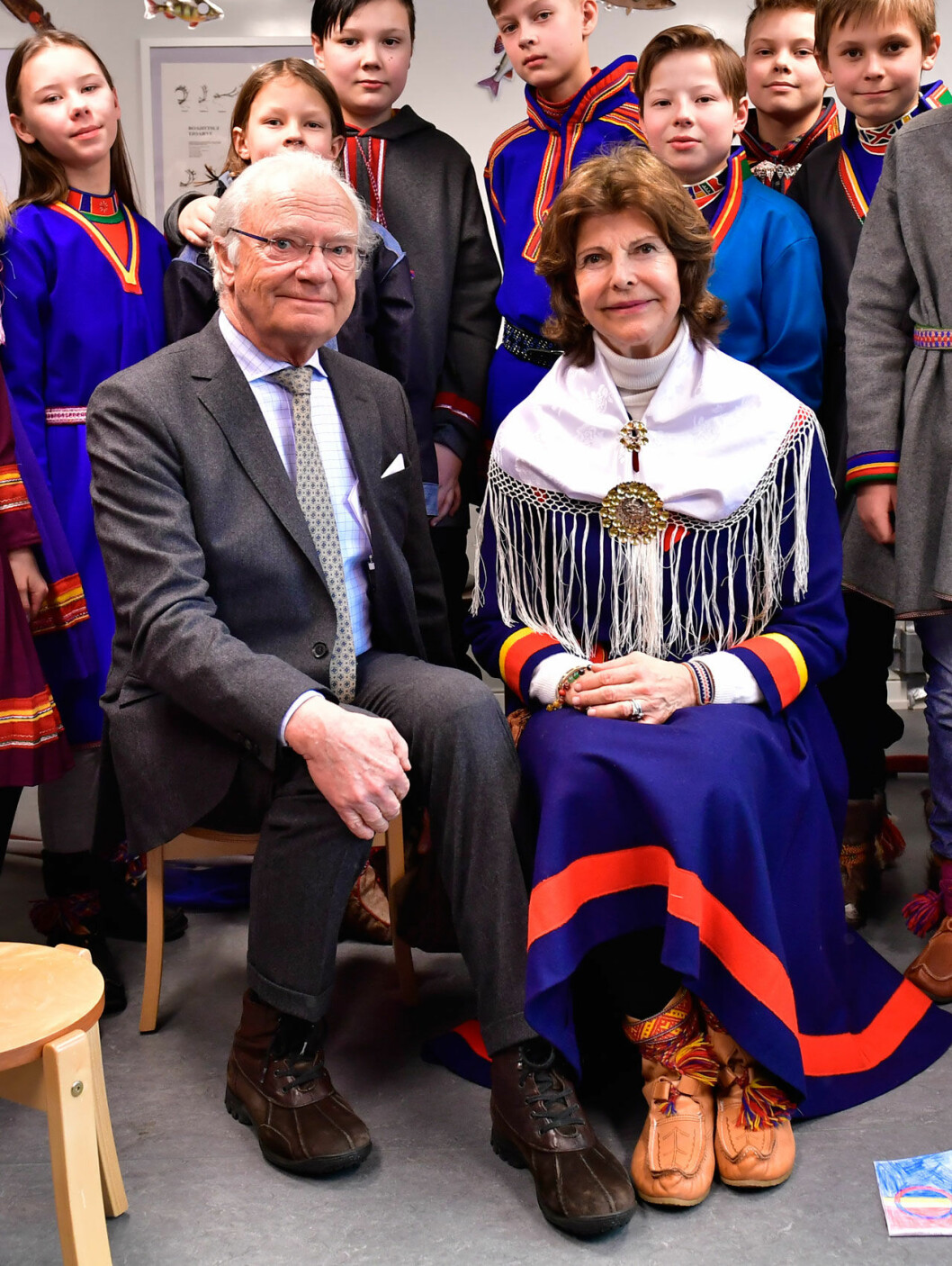 Kungaparet fick höra både den samiska nationalsången och Kungssången. Kungen och drottningen på sameskolan i Jokkmokk.