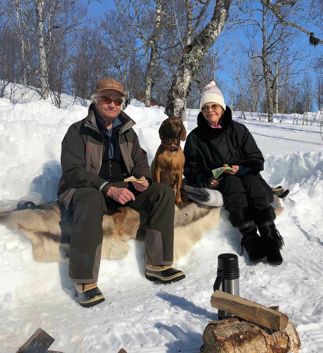 Förra året firade kungaparet påsken i Storlien med sin hund Brandie – men fjällen blir det inte i år. Kungaparet i Storlien med hunden Brandie påsken 2019.