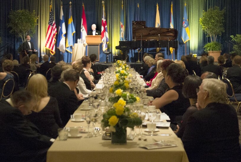 På menyn stod babyspenat, getost, blåbär och passionsfruktssabayon. Varmrätten är dock okänd. Kungaparet Prinsessan Madeleine Chris O’Neill Joe Biden 2013