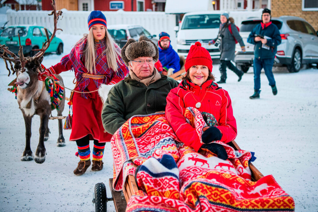 Kungaparet åker rensläde i Jokkmokk. 