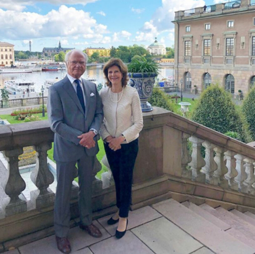 Kungaparet framför Stockholms slott. Kungaparet framför Stockholms slott