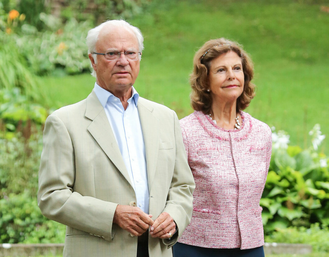 När det gäller coronakrisen så är kungaparet i samma båt som alla andra 70-plussare. Kungaparet.