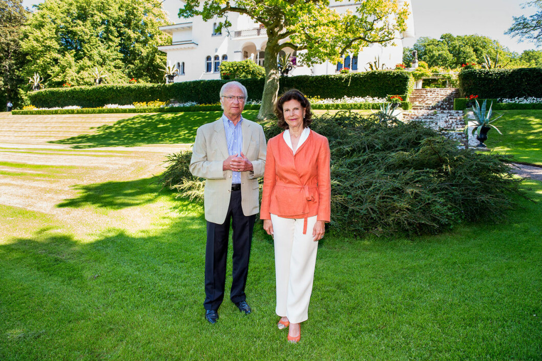 Kungaparet framför sitt sommarslott Solliden.