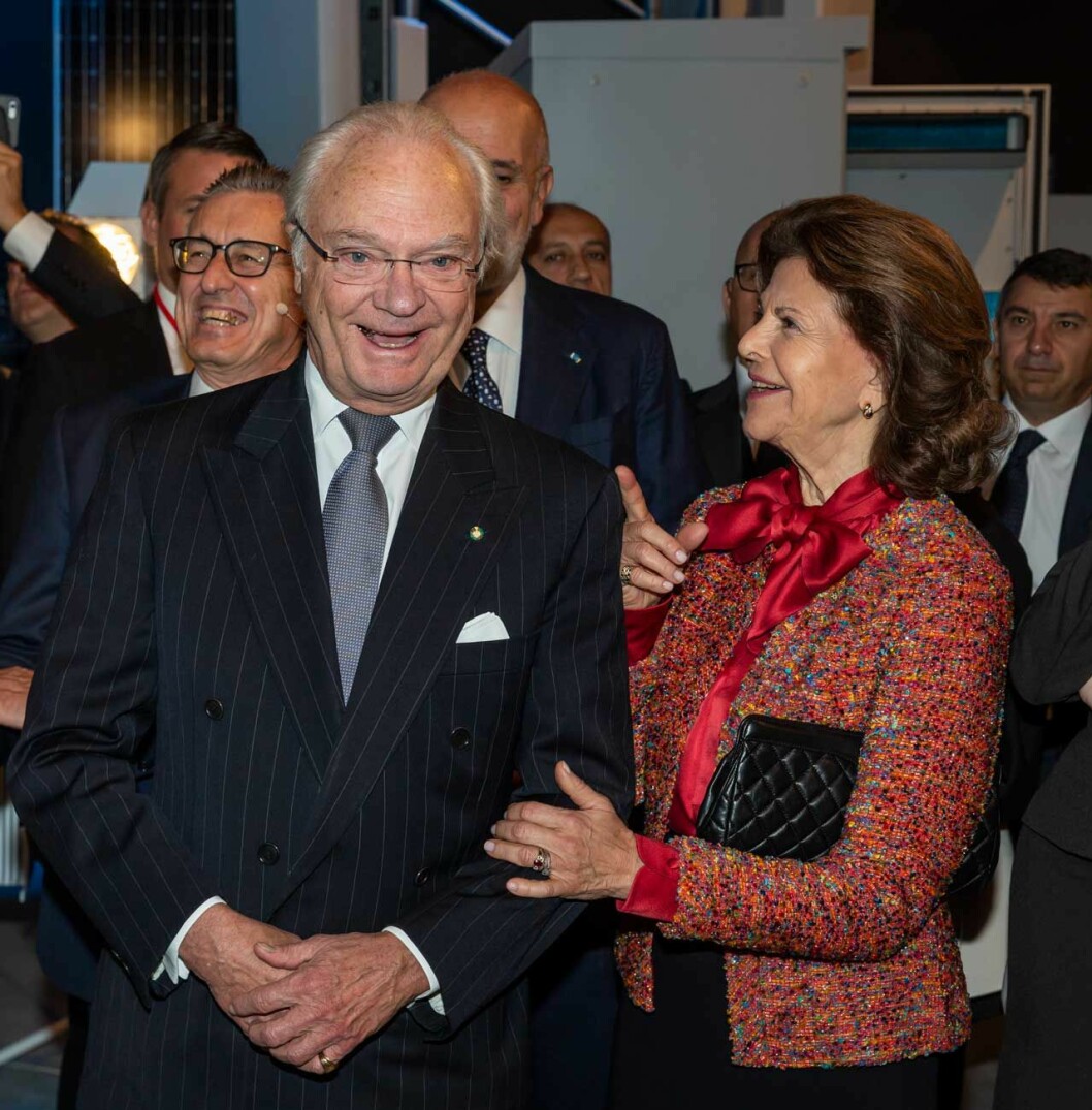 Kung Carl Gustaf och drottning Silvia bjöd på ett härligt skratt under besöket i Kista och på Ericsson Studio.