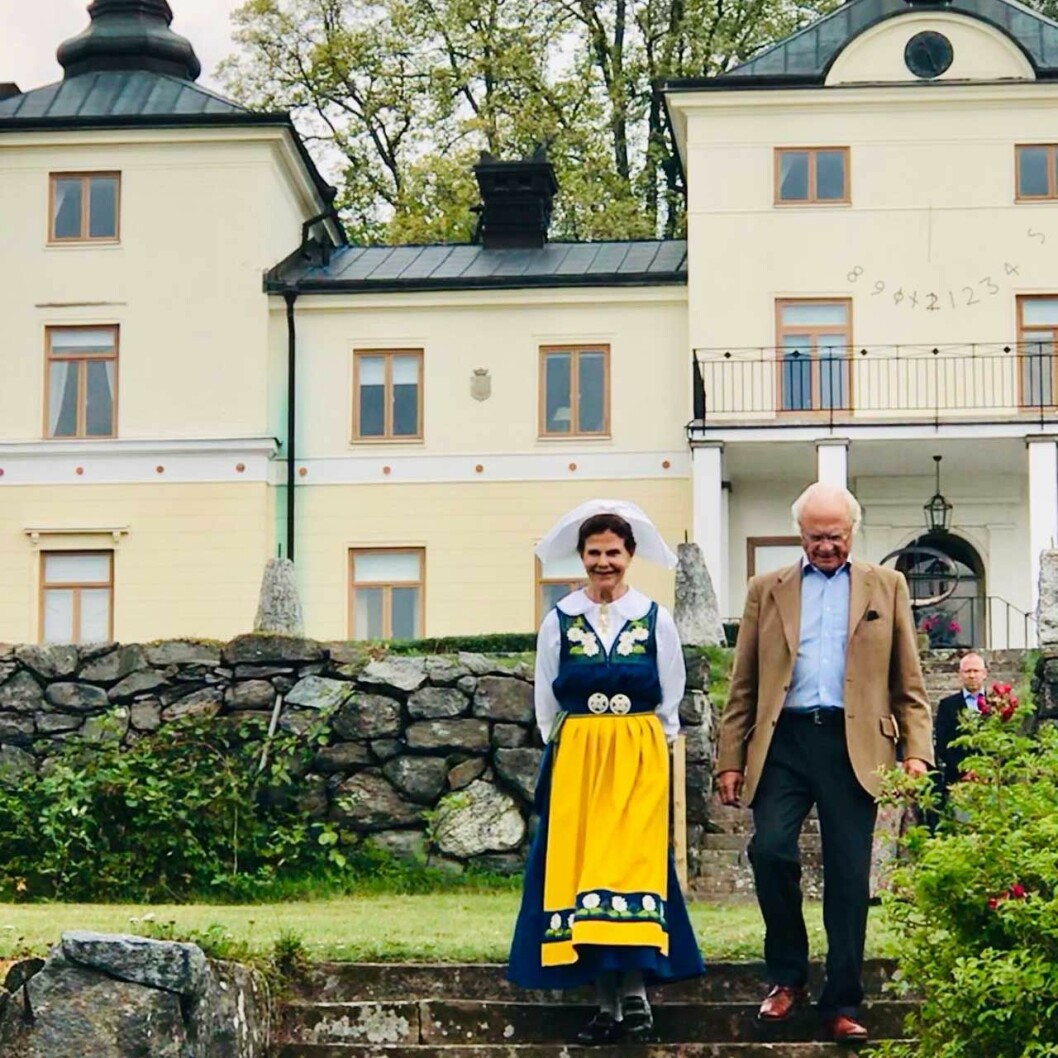 Kungaparet framför slottet. Det är hit de åker när de har en ledig helg. Kungaparet framför sitt weekendslott Stenhammar i Sörmland.