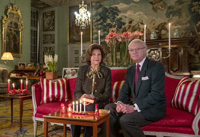 Kungaparet tände det fjärde adventsljuset i staken som kronprinsessan Victoria gjorde som barn. Kungen Kungaparet Drottningholm Drottningholms slott Det privata vardagsrummet Stensalen Advent Julen 2020