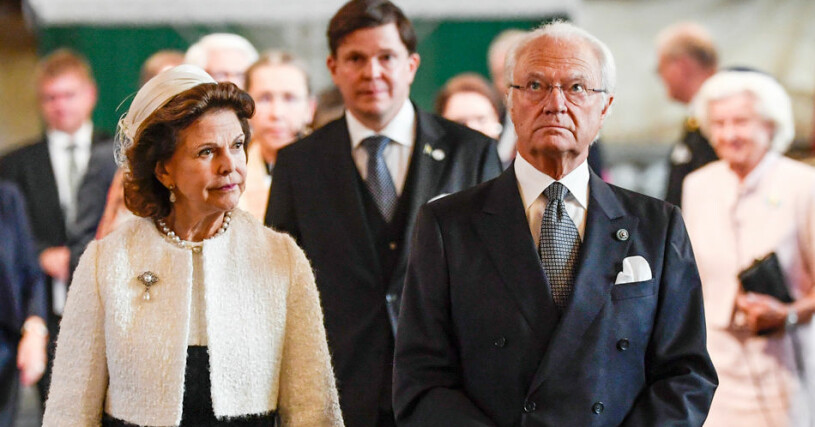 Kungen och drottning Silvia under gudstjänsten inför riksmötets öppnande. Det var det första officiella uppdraget sedan februari i år.