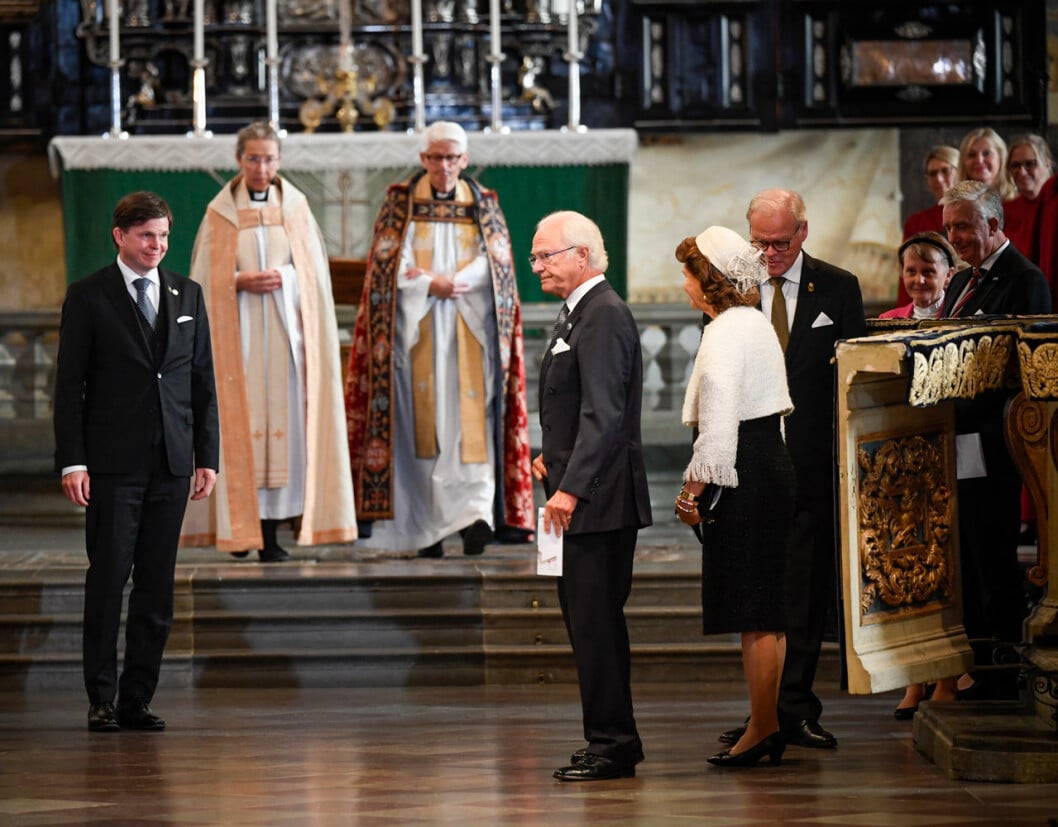 – Ett år som detta känns det speciellt viktigt att bjuda in till gudstjänst i Storkyrkan, sa domprosten Hans Ulfvebrand som ledde gudstjänsten tillsammans med Kristina Ljunggren. Riksmötets öppnande 2020: Kungaparet och talmannen i Storkyrkan