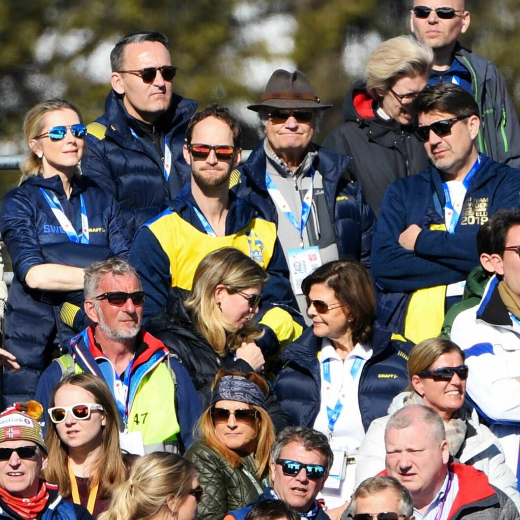 Kungaparet i solgasset på vip-läktaren. De är på plats i Seefeld för att stötta de svenska åkarna under skid-VM. Kungaparet i solgasset på vip-läktaren. De är på plats i Seefeld för att stötta de svenska åkarna under skid-VM.